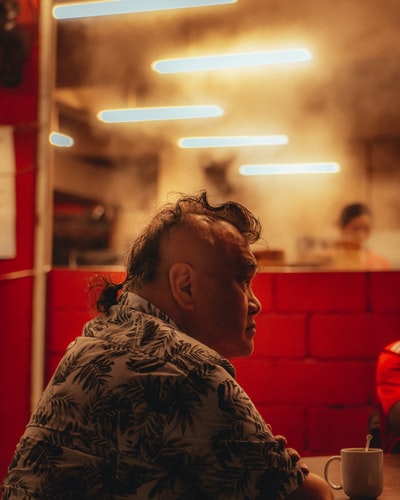 穿黑白花衬衫的女人